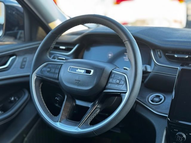 Used 2023 Jeep Grand Cherokee Limited w/ Black Appearance Package image 10