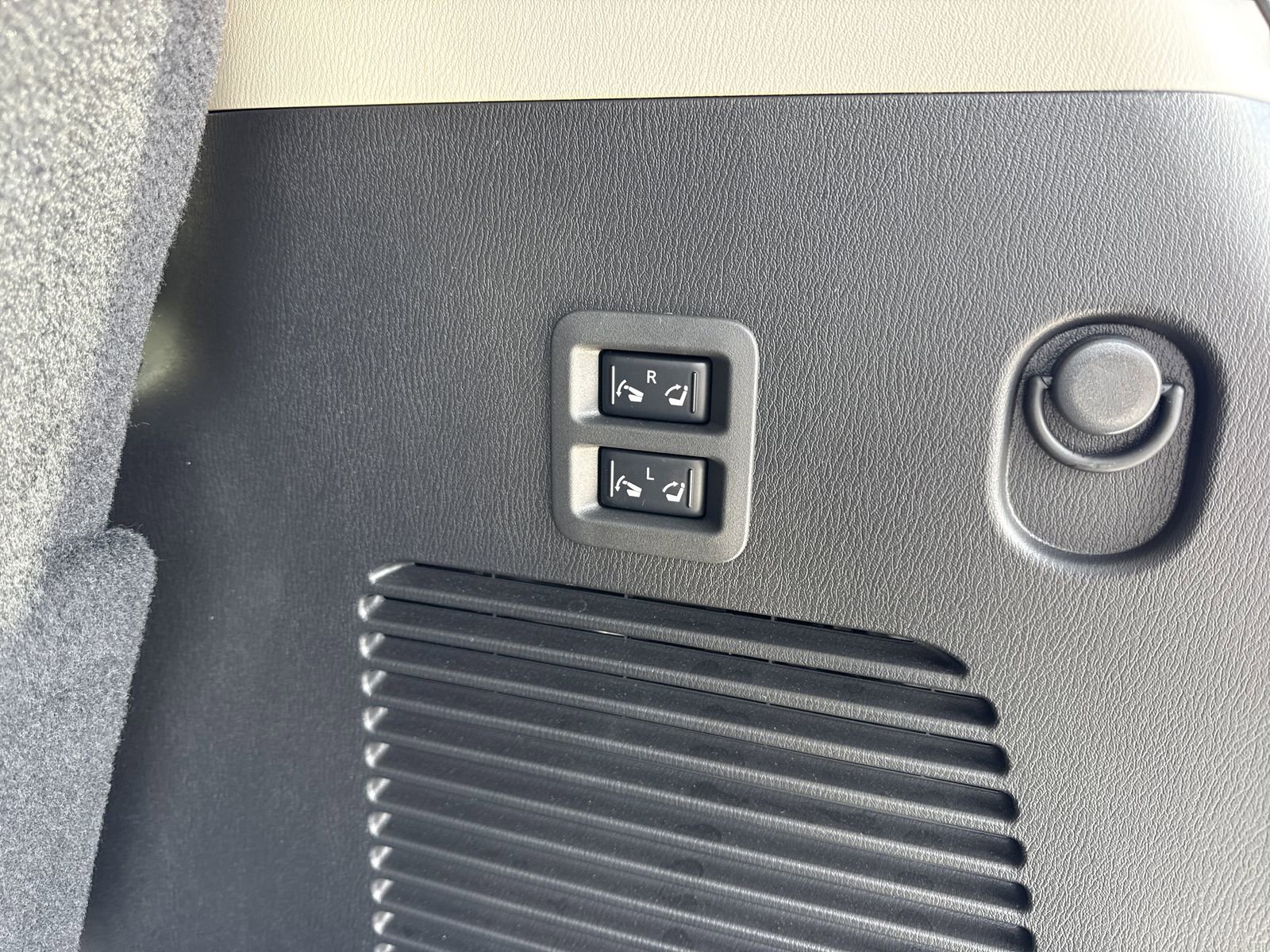 Used 2024 Nissan Armada Platinum w/ Captain's Chairs Package image 39