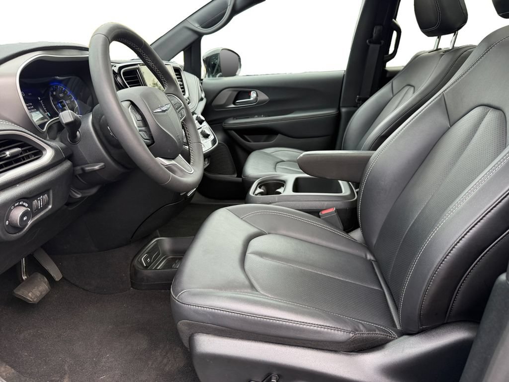 Used 2025 Chrysler Pacifica Select AWD/4WD image 9