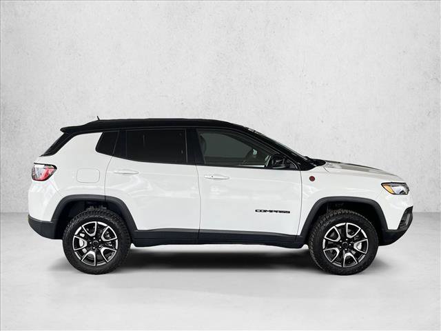 Used 2025 Jeep Compass Trailhawk image 4