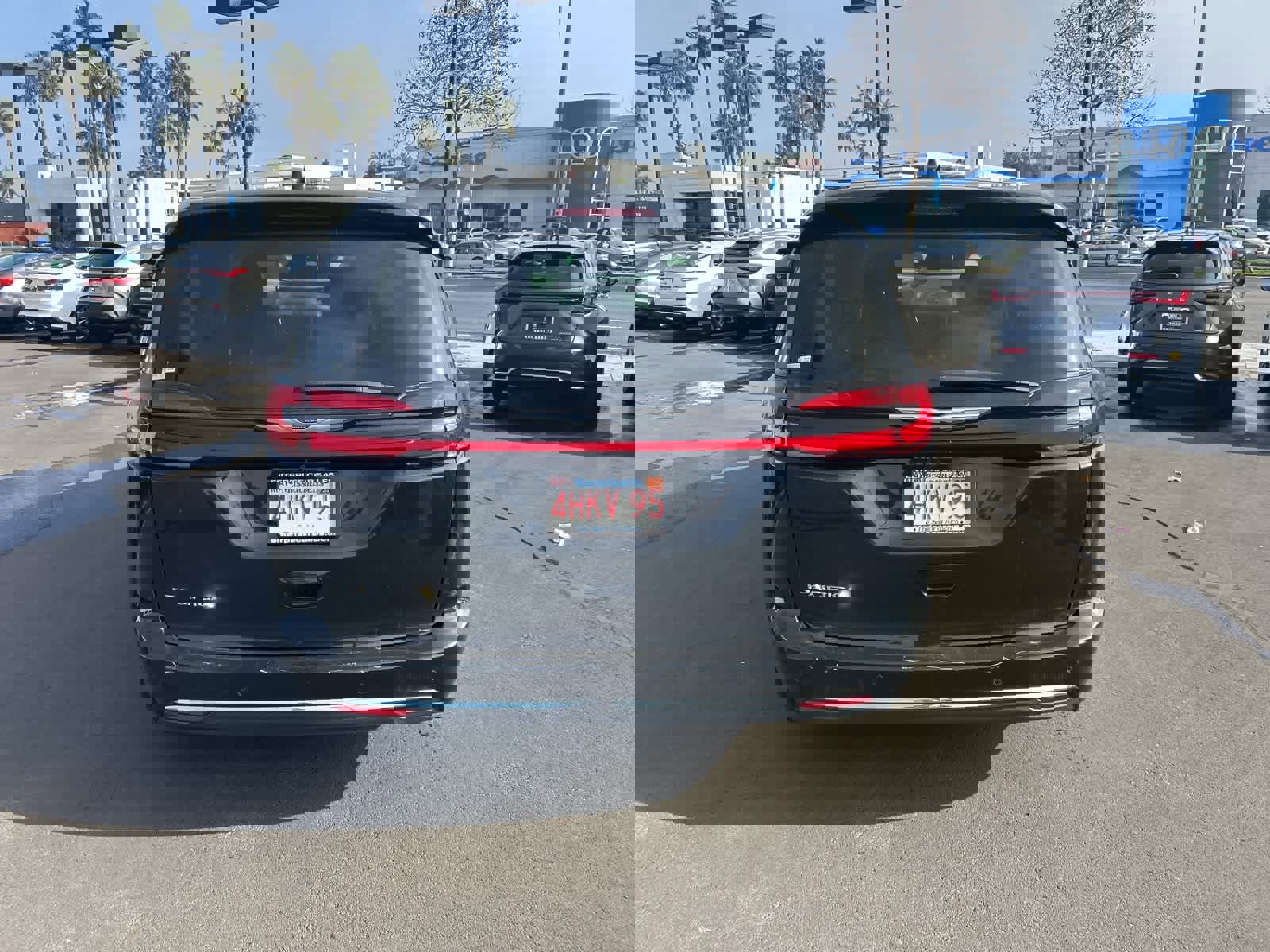 Used 2023 Chrysler Pacifica Touring-L image 4