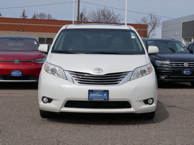 Used 2017 Toyota Sienna XLE image 2