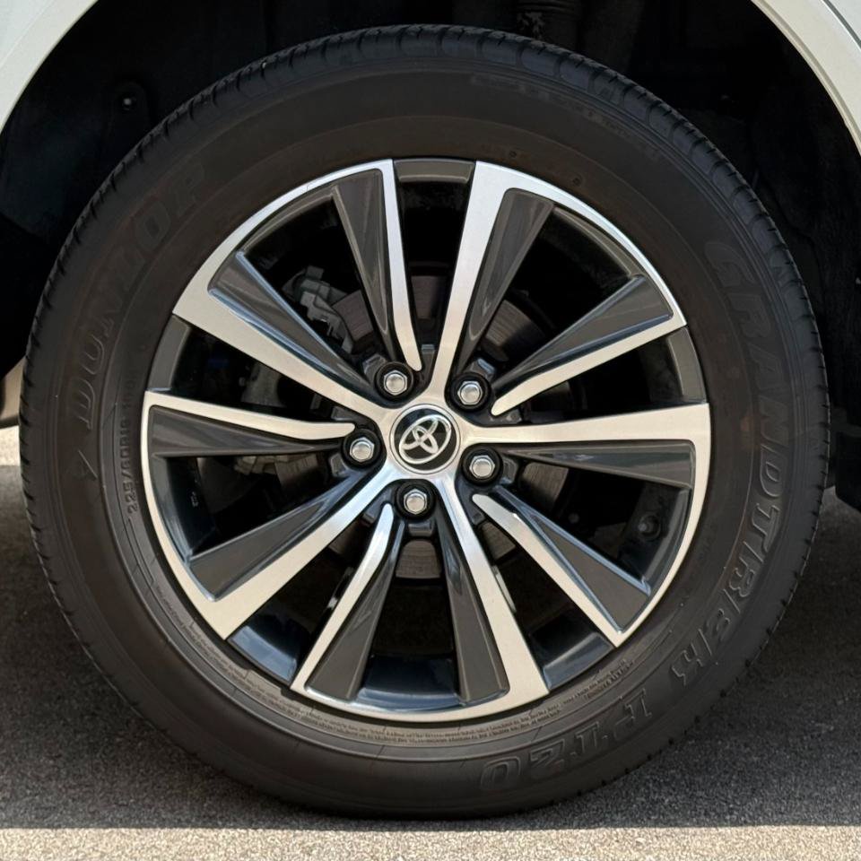 Used 2023 Toyota Venza LE AWD/4WD image 25