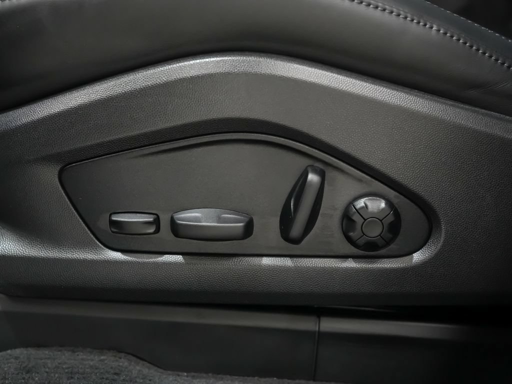 Certified 2025 Porsche Macan Electric RWD image 25