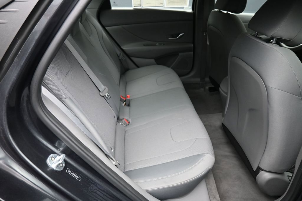 Certified 2021 Hyundai Elantra SE FWD image 23