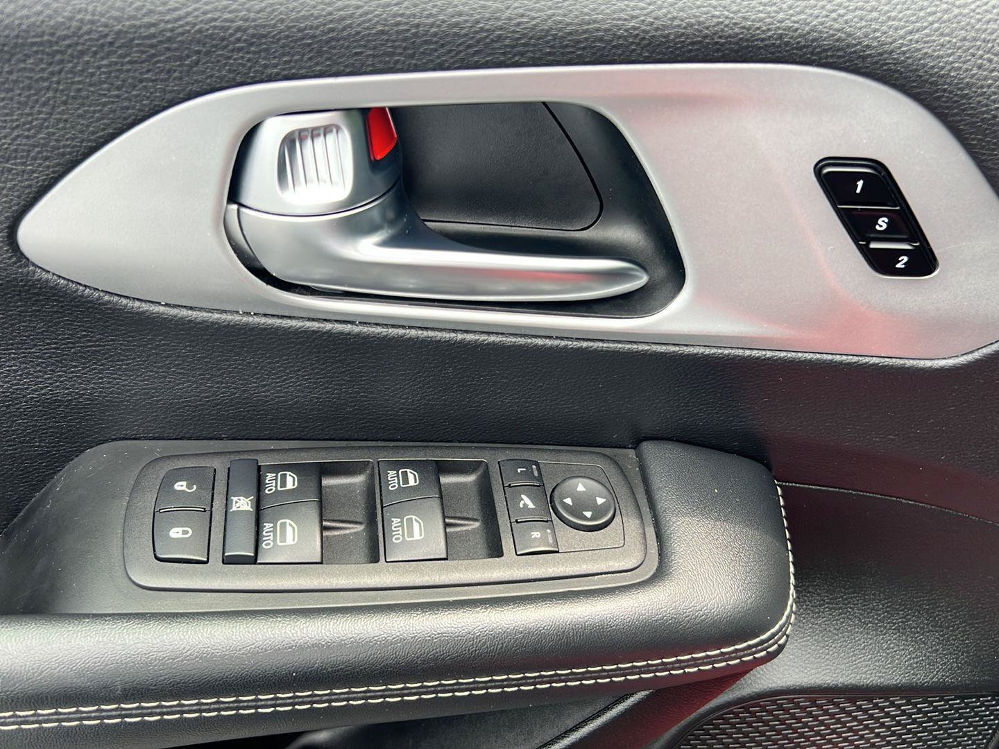 Used 2025 Chrysler Pacifica Limited FWD image 26