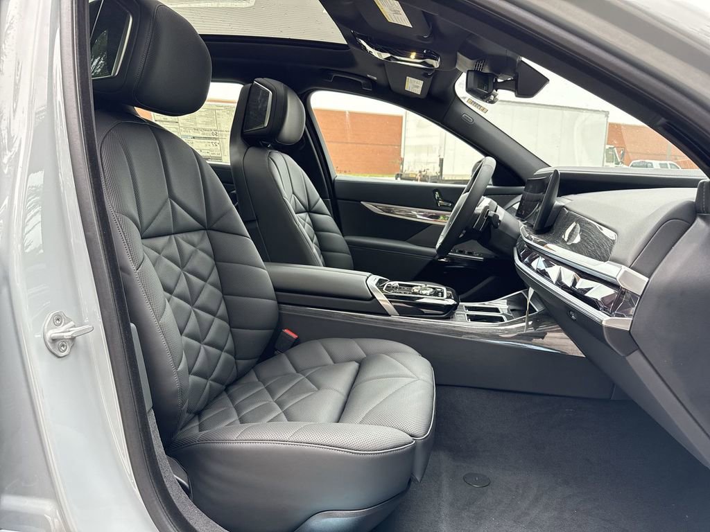 Certified 2025 BMW 740i xDrive image 33