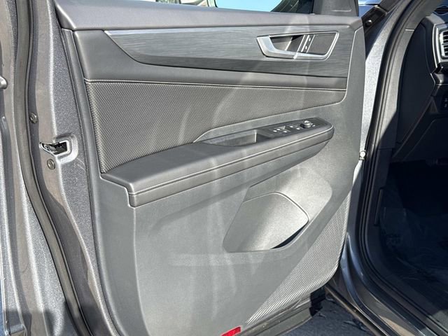 Certified 2025 Volkswagen Atlas Cross Sport SE image 10