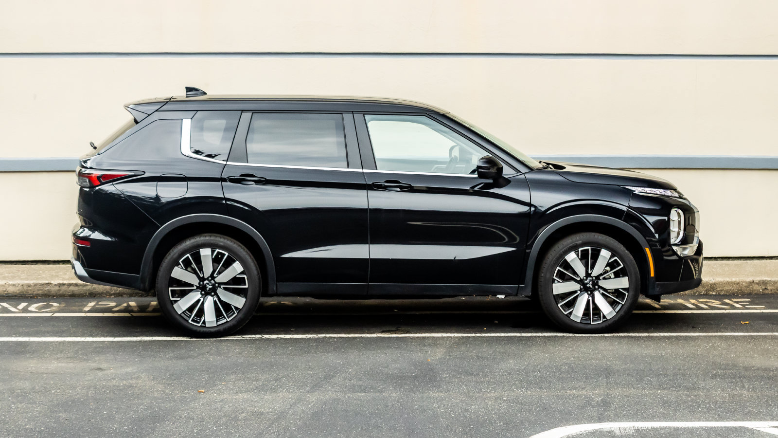 Used 2025 Mitsubishi Outlander SE AWD/4WD image 8