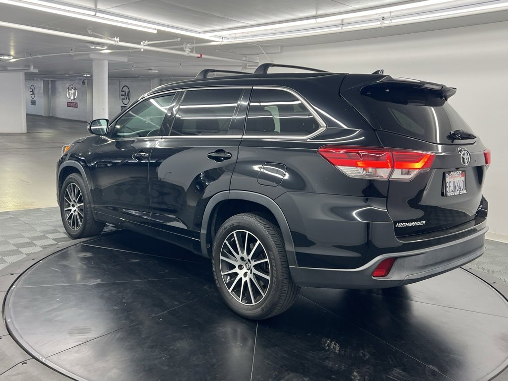 Used 2018 Toyota Highlander SE image 3