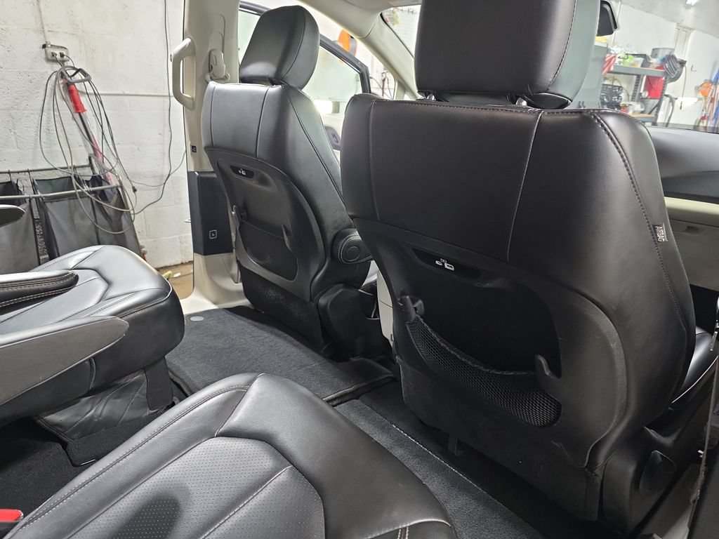 Used 2023 Chrysler Pacifica Touring-L FWD image 11