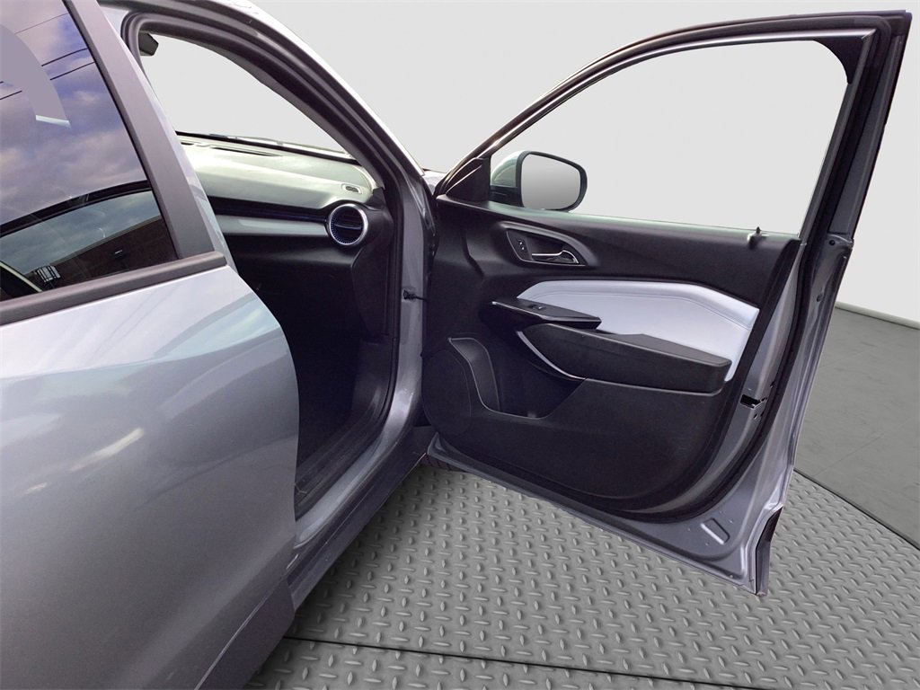 Used 2024 Chevrolet Trax LT w/ LT Convenience Package image 32