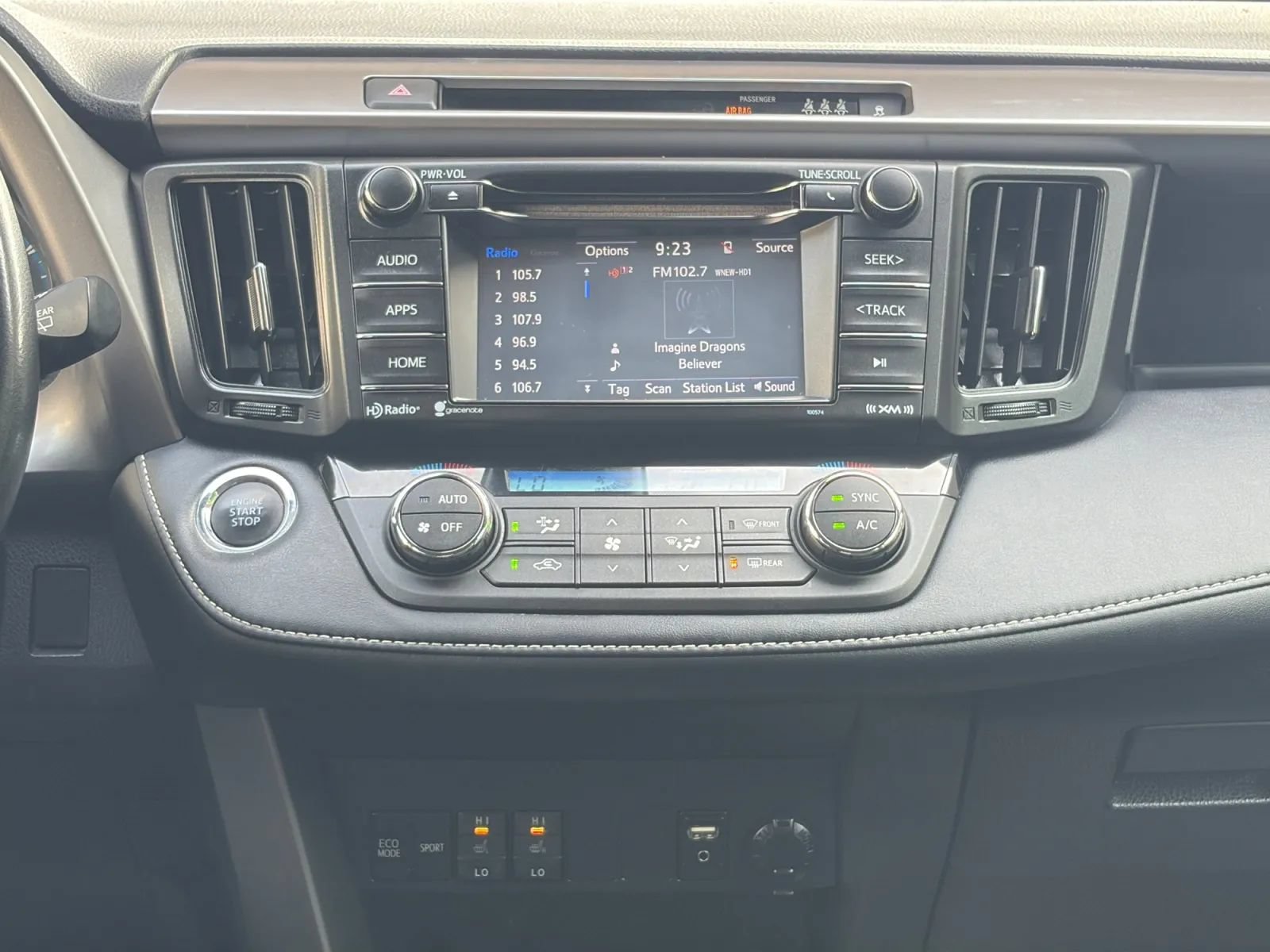 Used 2018 Toyota RAV4 XLE AWD/4WD image 23