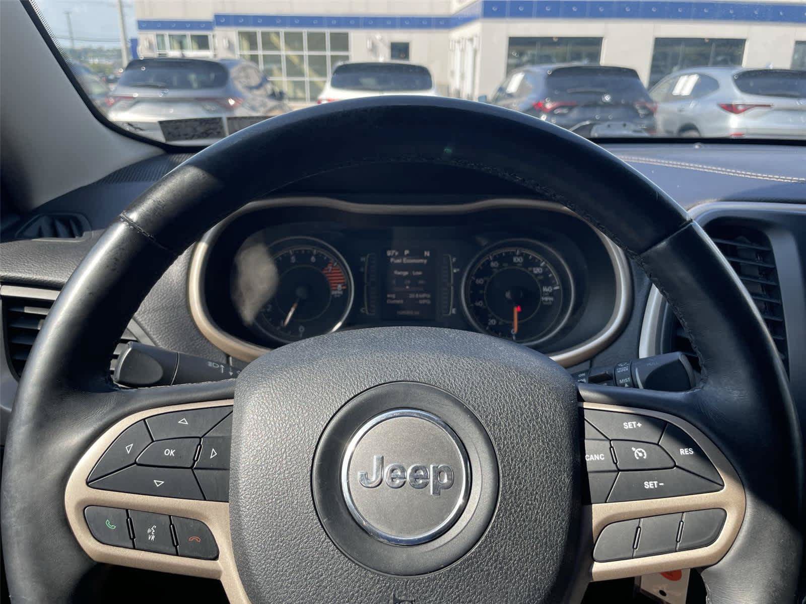 Used 2018 Jeep Cherokee Latitude w/ Altitude Package AWD/4WD image 18