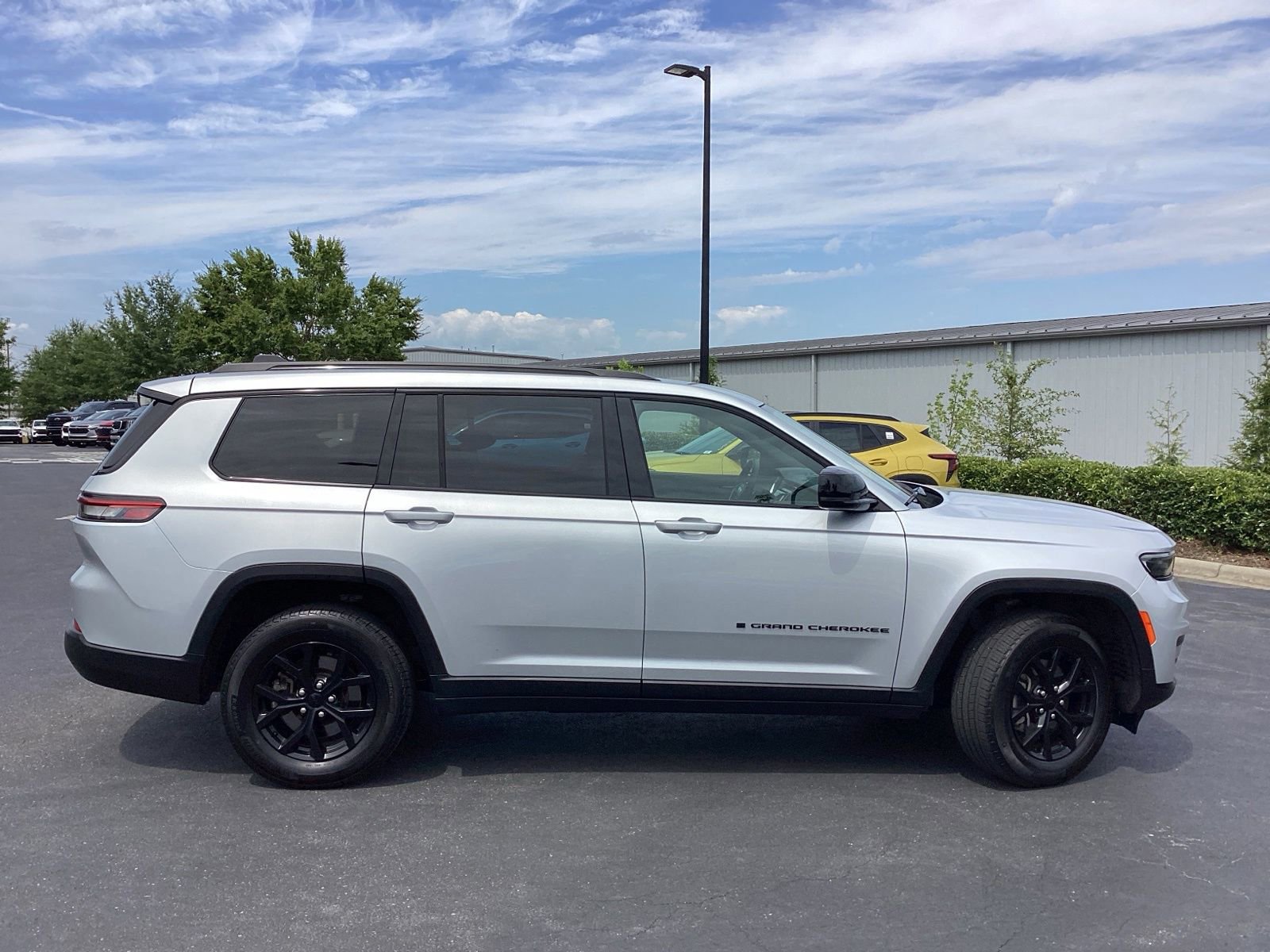 Used 2024 Jeep Grand Cherokee L Laredo image 5