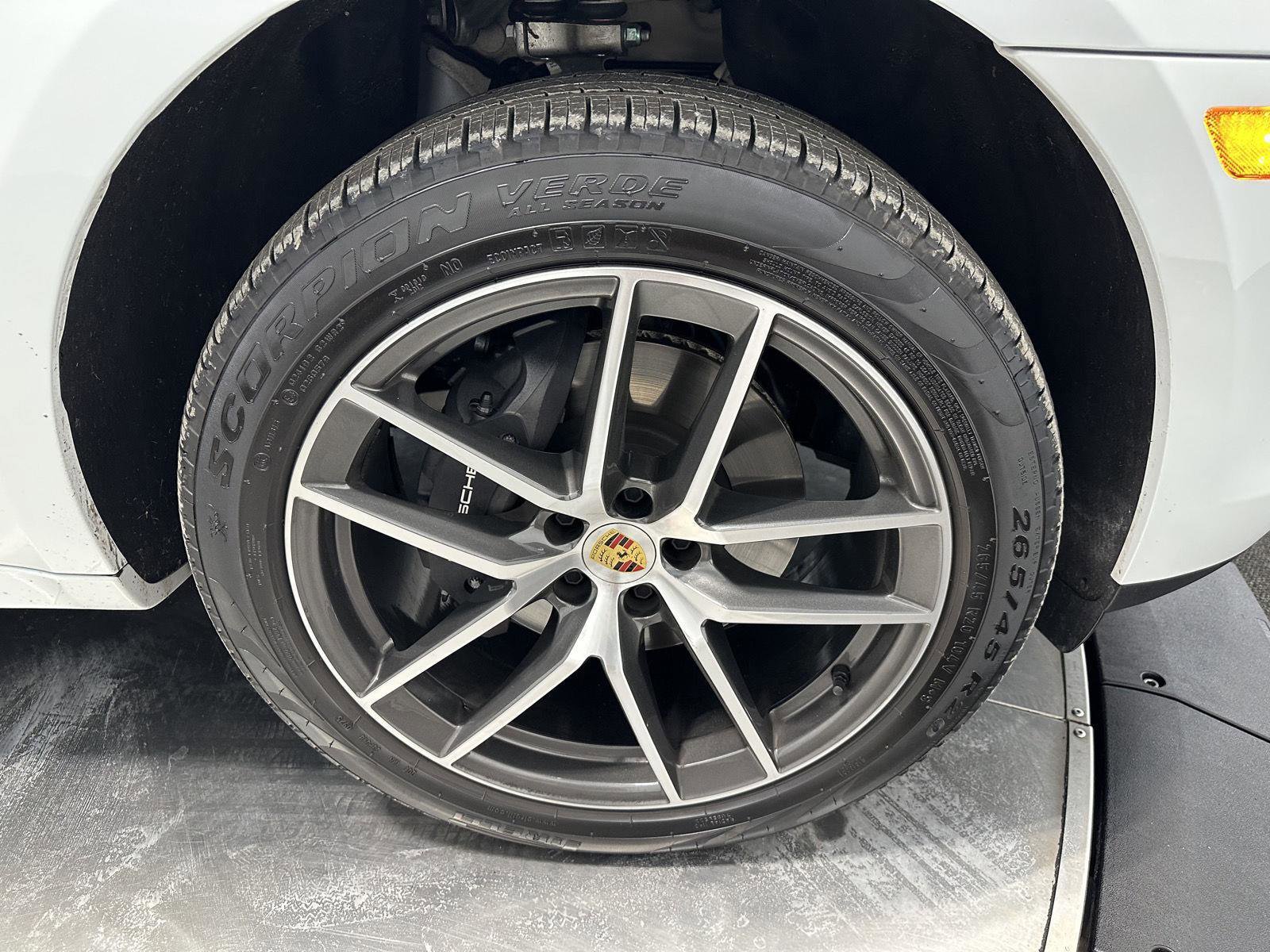Certified 2025 Porsche Macan image 14