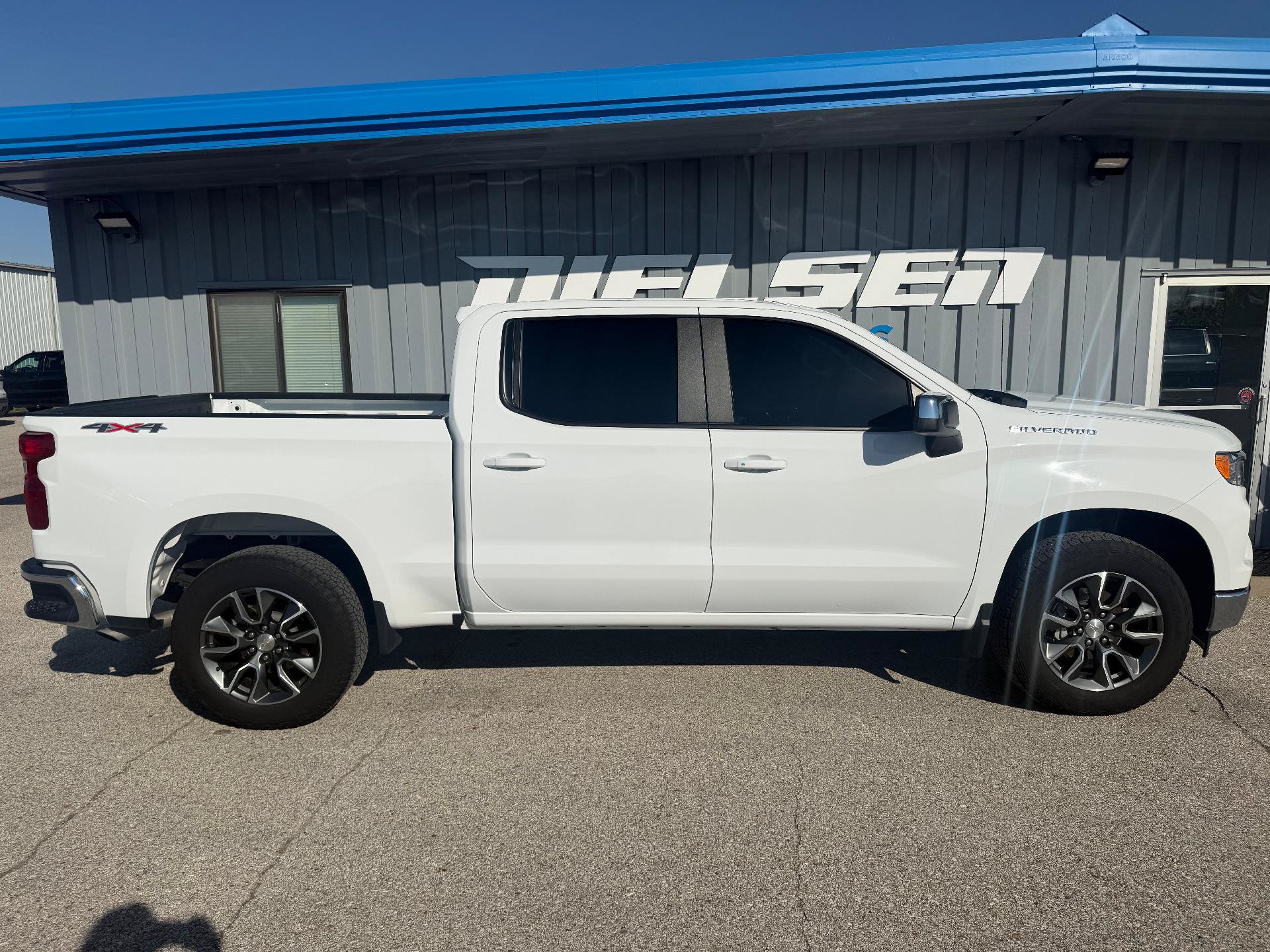 Used 2024 Chevrolet Silverado 1500 LT AWD/4WD image 5