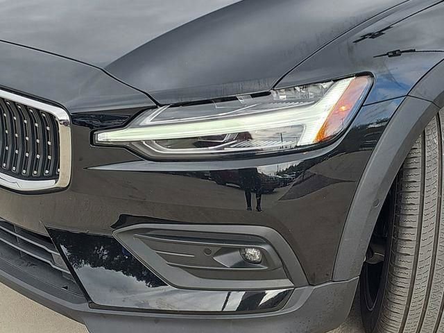 Used 2025 Volvo V60 B5 Cross Country Plus image 42