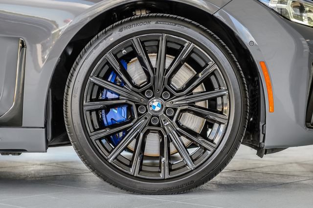 Used 2022 BMW 740i w/ M Sport Package RWD image 16