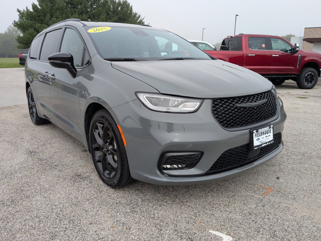 Used 2025 Chrysler Pacifica Limited FWD image 3