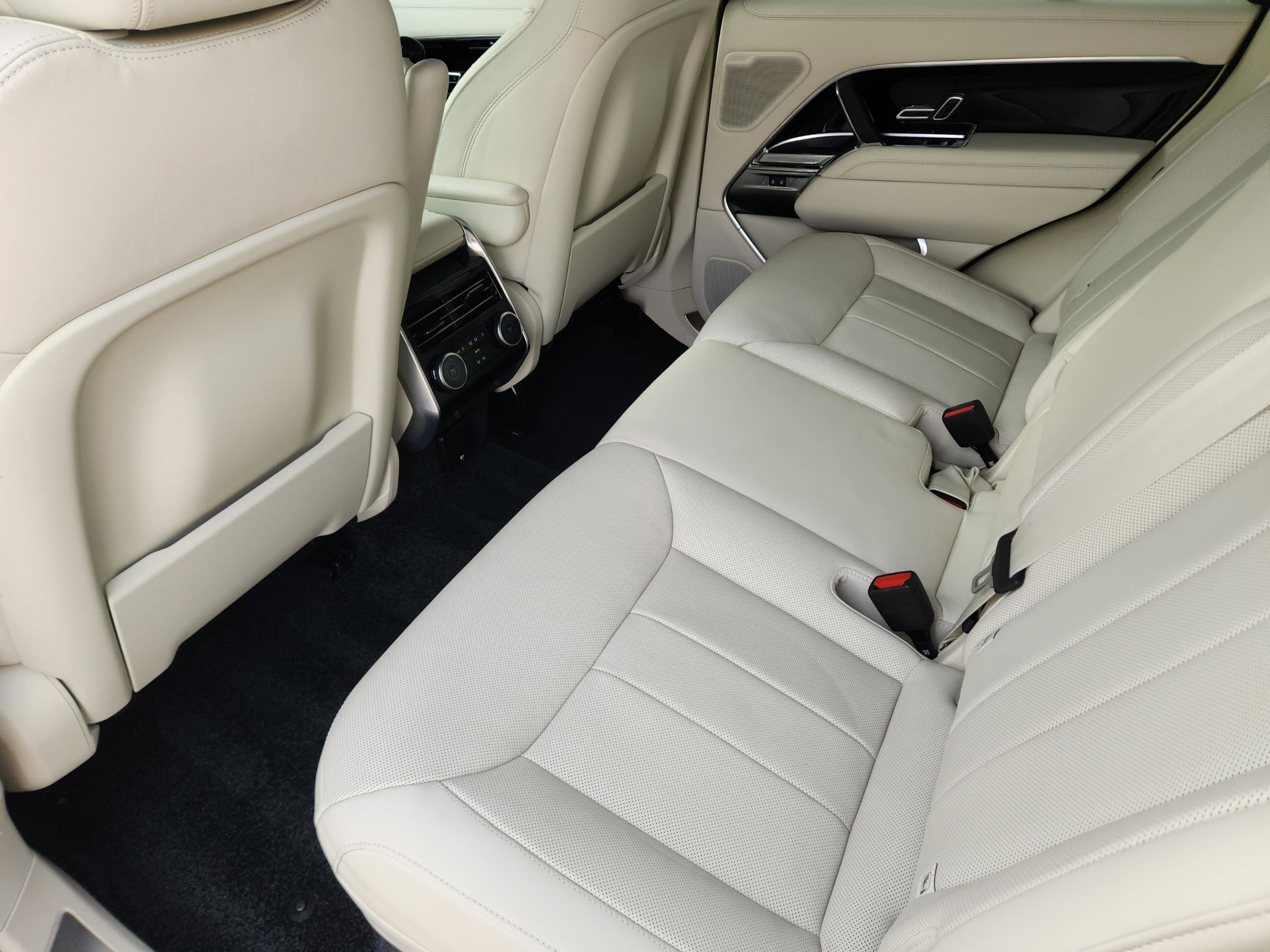 Certified 2025 Land Rover Range Rover SE image 26