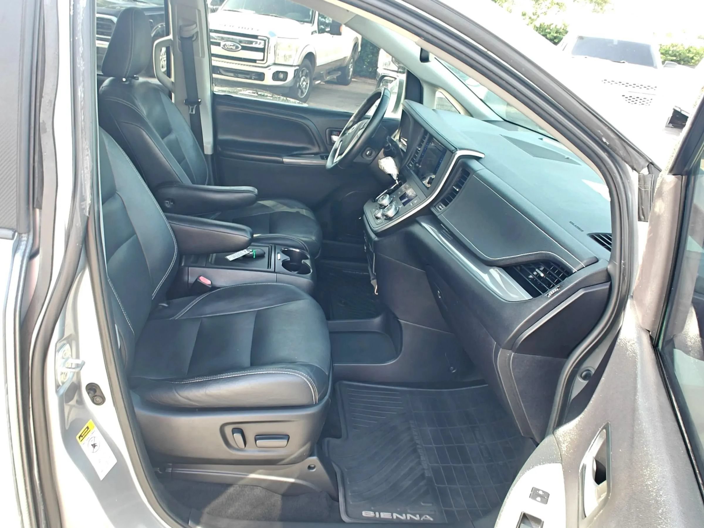 Used 2015 Toyota Sienna SE w/ SE Preferred Package FWD image 13