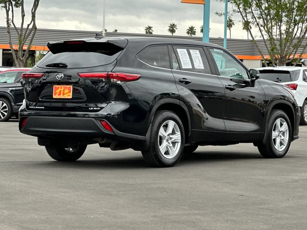 Used 2023 Toyota Highlander LE AWD/4WD image 3