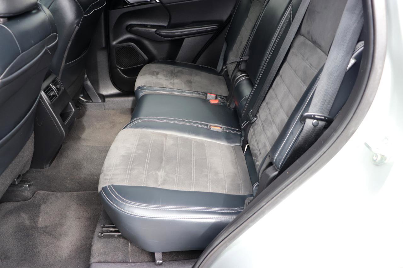 Used 2024 Mitsubishi Outlander AWD image 12