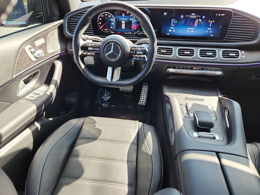 Used 2025 Mercedes-Benz GLS 580 4MATIC image 4