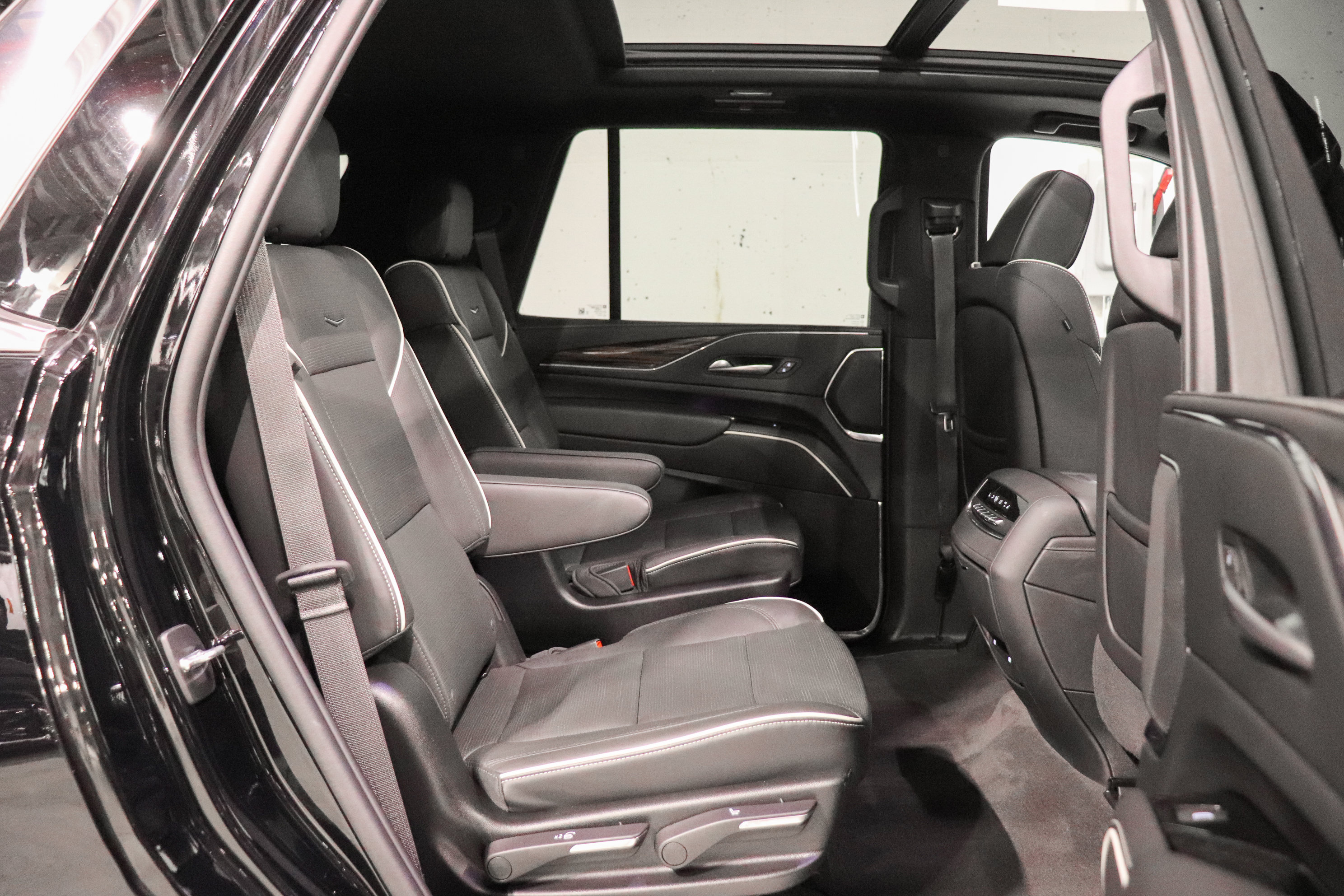 Used 2023 Cadillac Escalade Premium Luxury AWD/4WD image 19