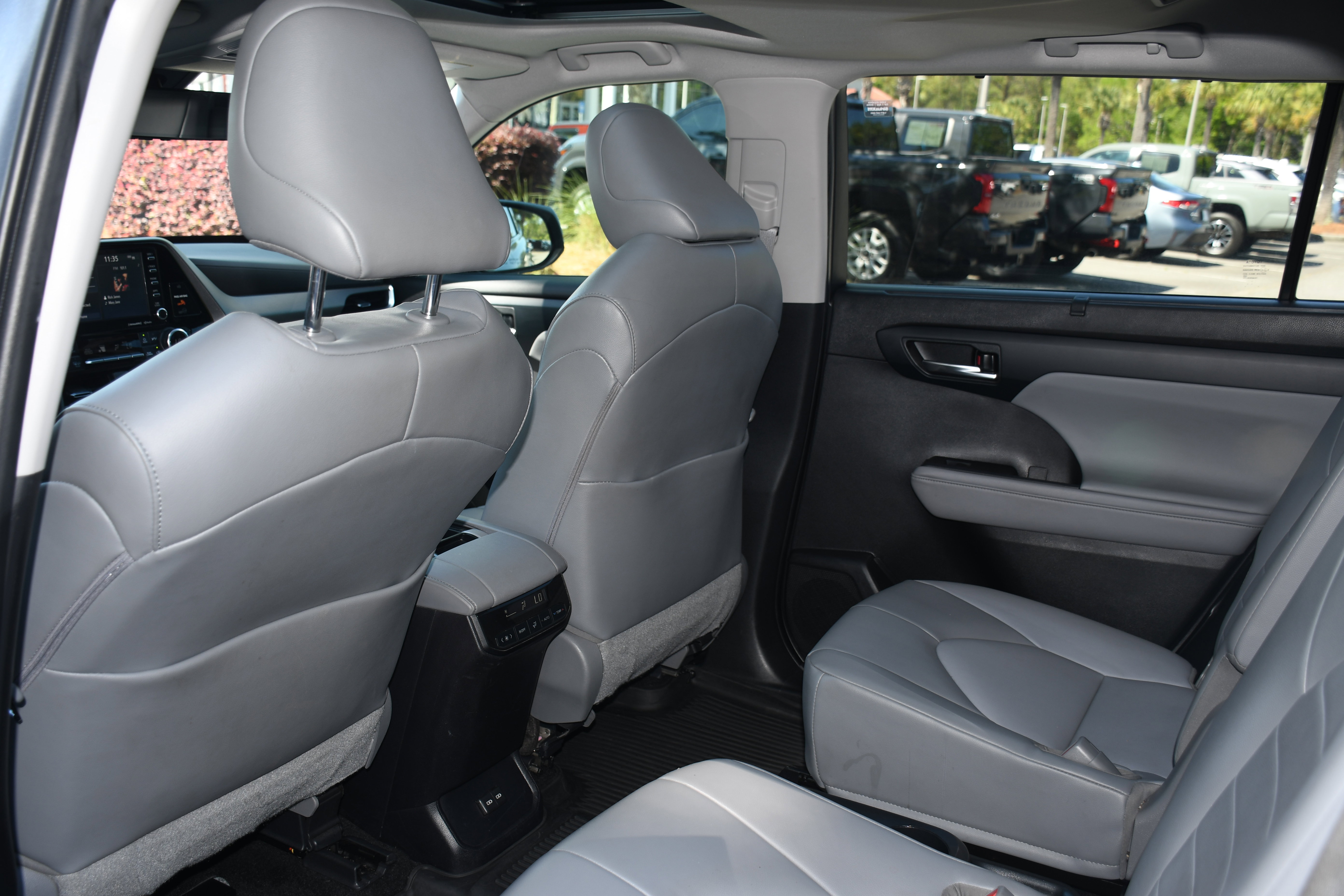 Used 2022 Toyota Highlander XLE image 16