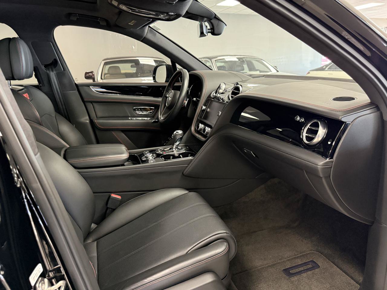Used 2018 Bentley Bentayga AWD/4WD image 25