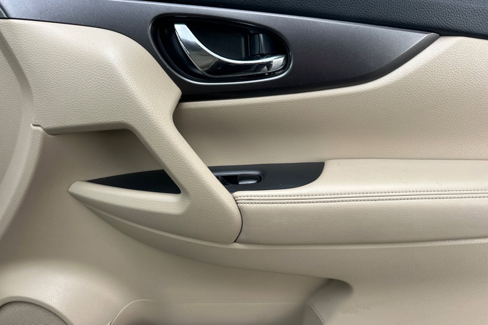 Used 2016 Nissan Rogue SV w/ SV Premium Package image 22