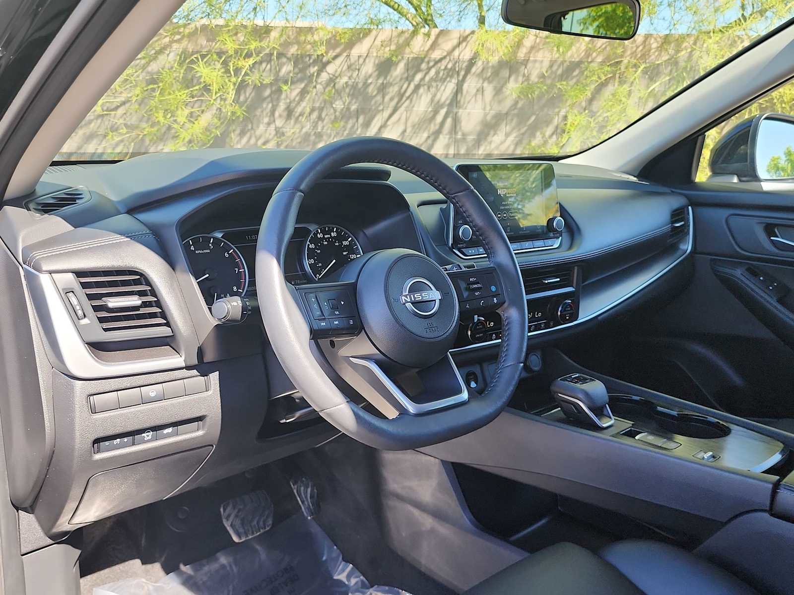 Used 2024 Nissan Rogue SV w/ SV Premium Package image 2