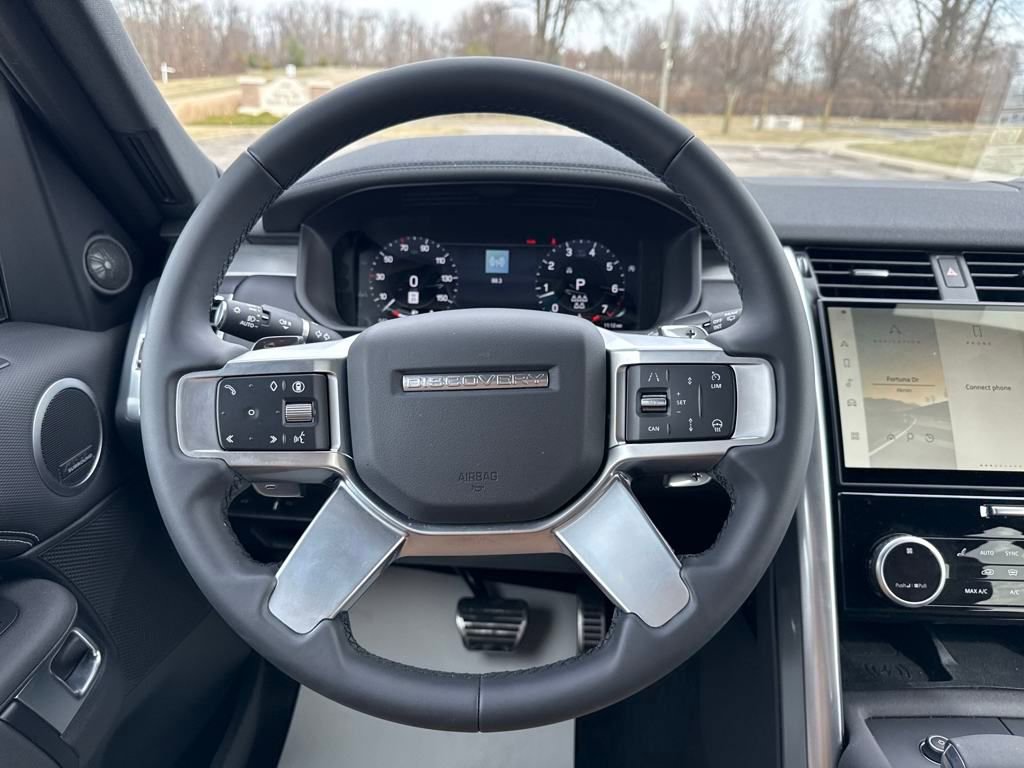 New 2024 Land Rover Discovery Dynamic SE image 19