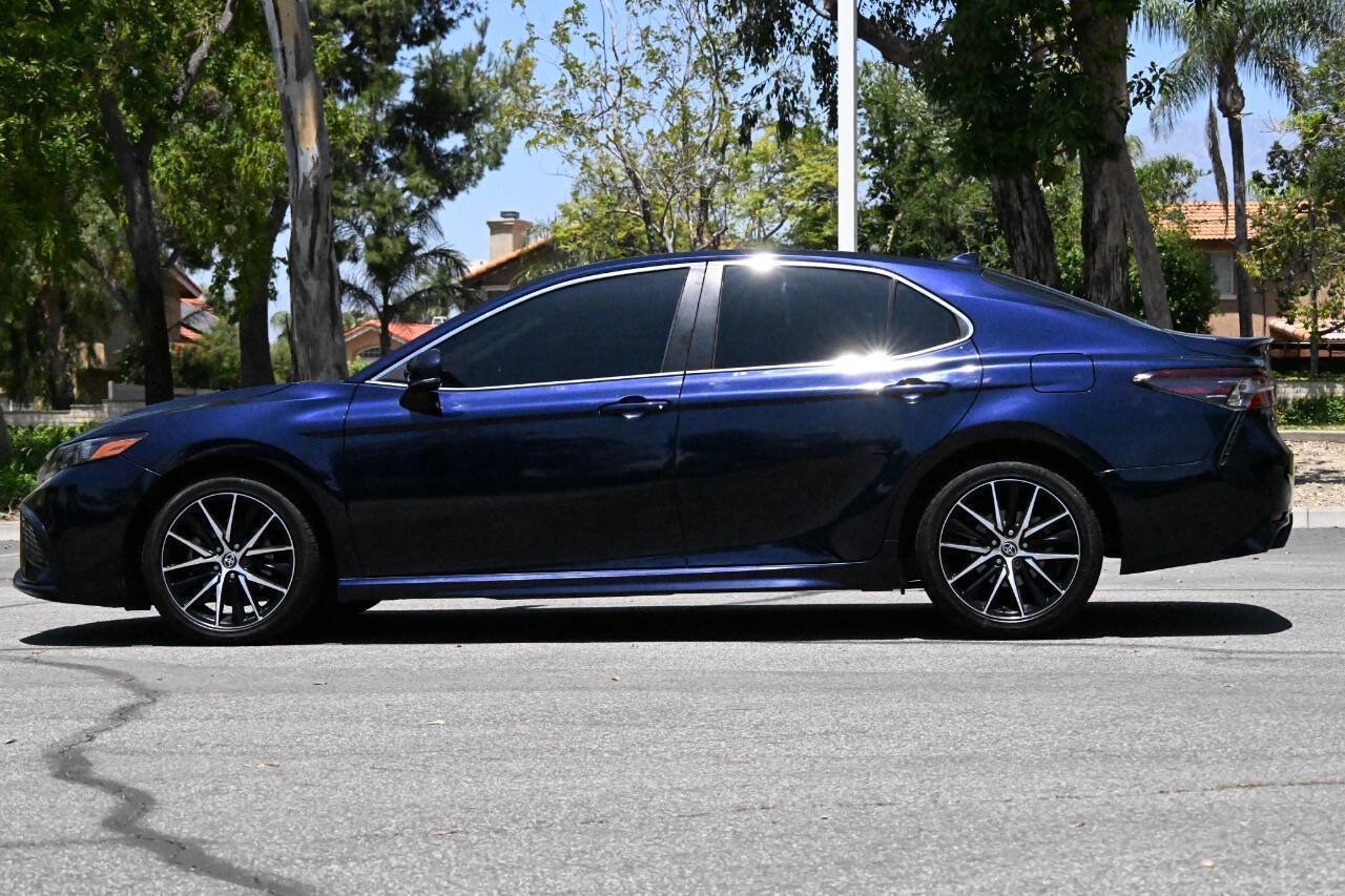 Used 2022 Toyota Camry SE w/ Carpet Mat Package (TMS) FWD image 2