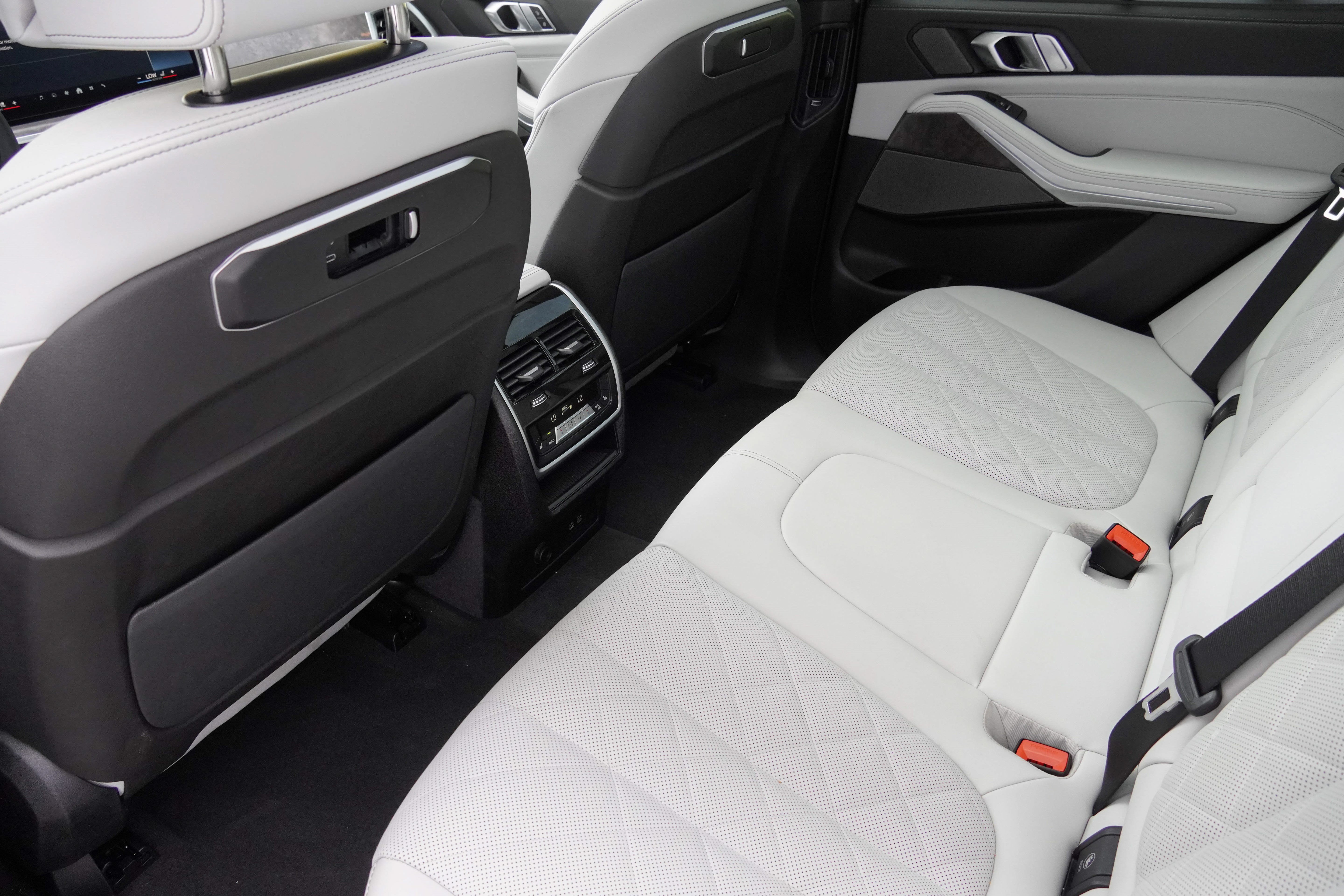 Certified 2025 BMW X5 xDrive50e w/ Climate Comfort Package AWD/4WD image 32