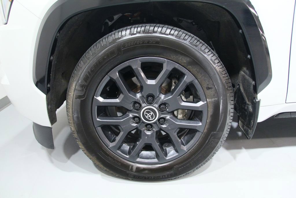 Used 2024 Toyota Sequoia Platinum AWD/4WD image 17