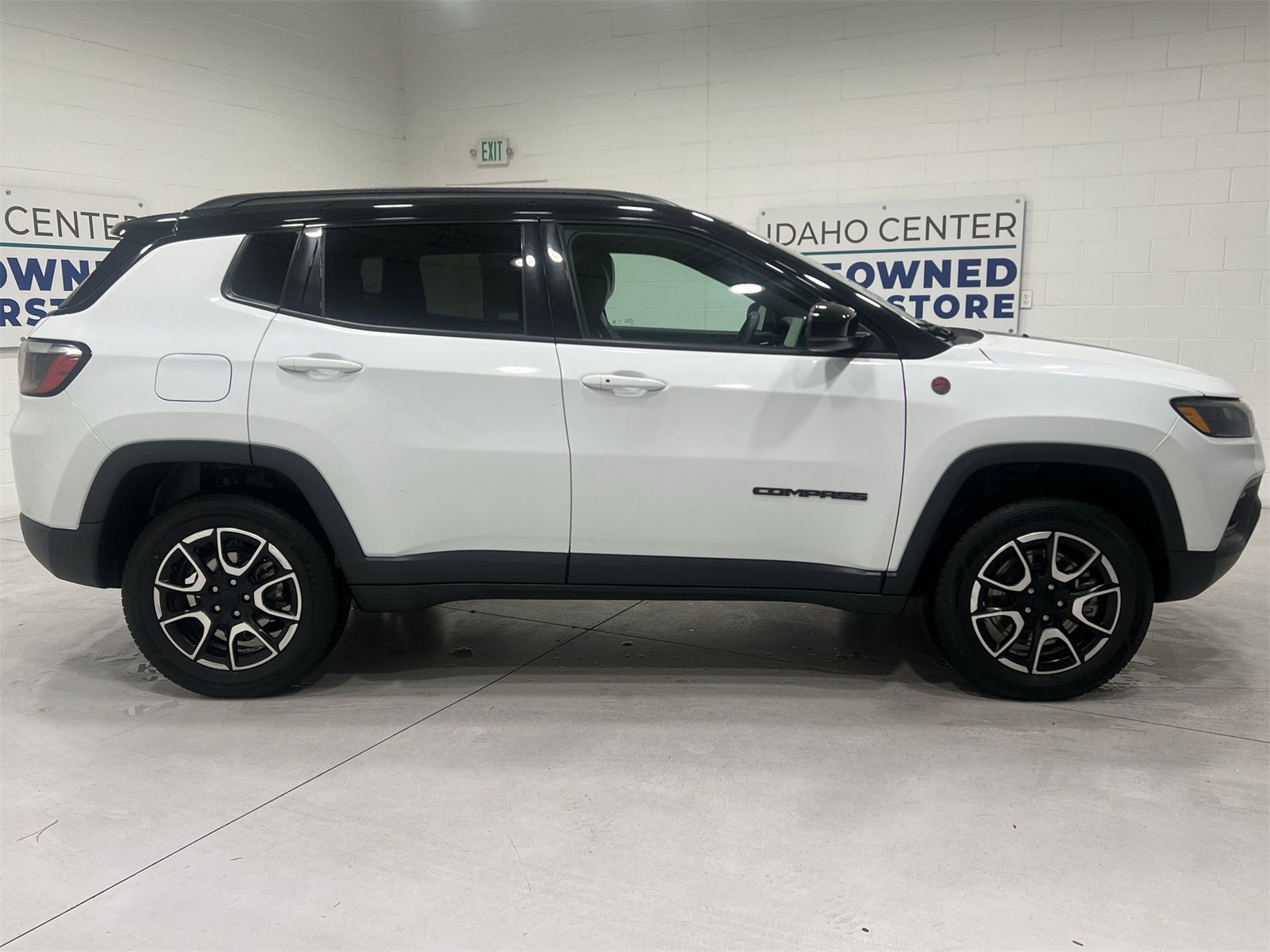 Used 2024 Jeep Compass Trailhawk image 9