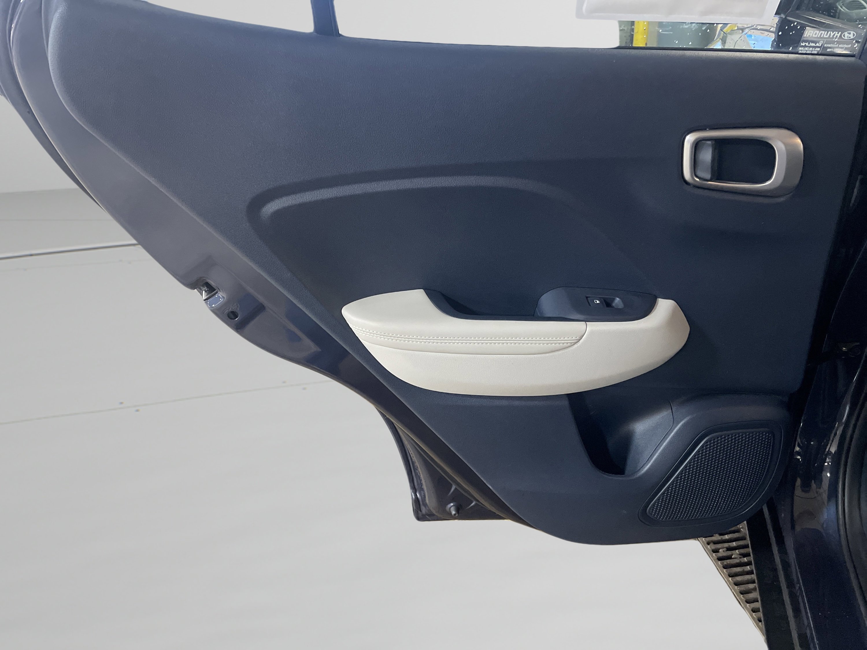 Used 2023 Hyundai Venue Limited image 10