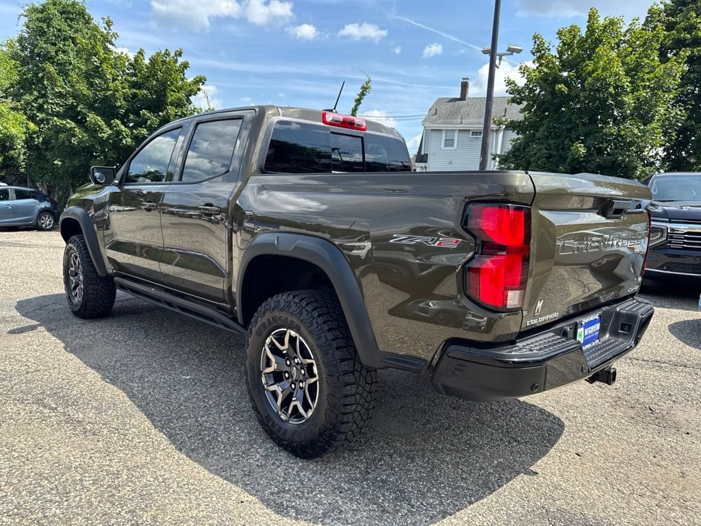 Used 2025 Chevrolet Colorado ZR2 w/ Technology Package AWD/4WD image 4