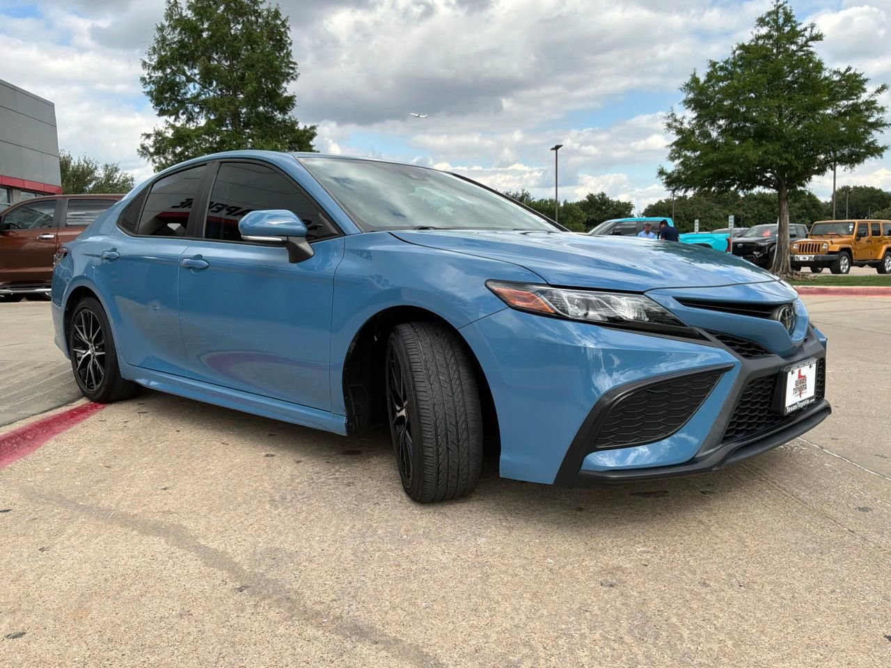 Used 2024 Toyota Camry SE FWD image 4