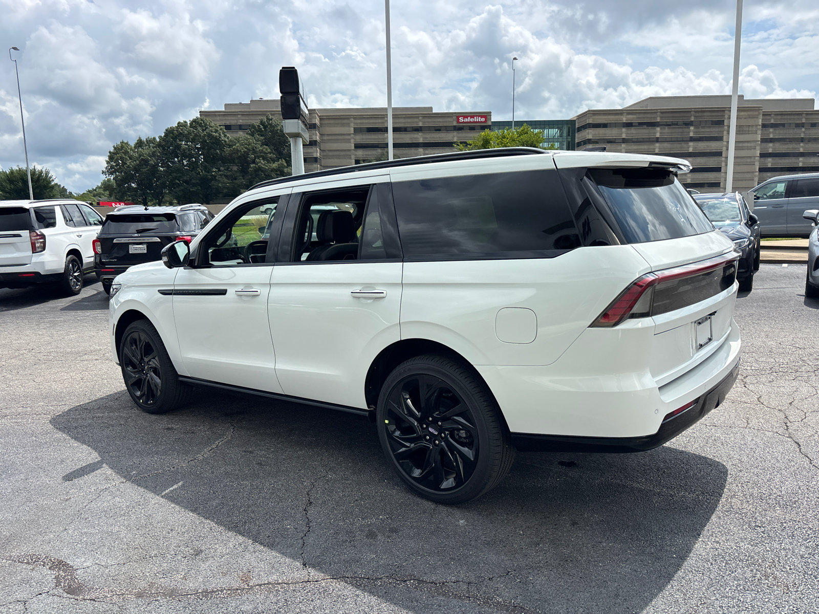 New 2027 Lincoln Navigator Reserve w/ Jet Appearance Package AWD/4WD image 5