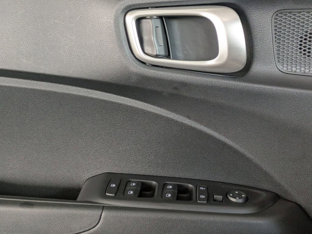 Used 2025 Hyundai Venue SEL FWD image 13