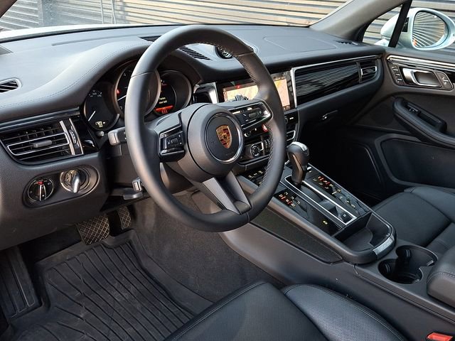 Certified 2026 Porsche Macan AWD/4WD image 4