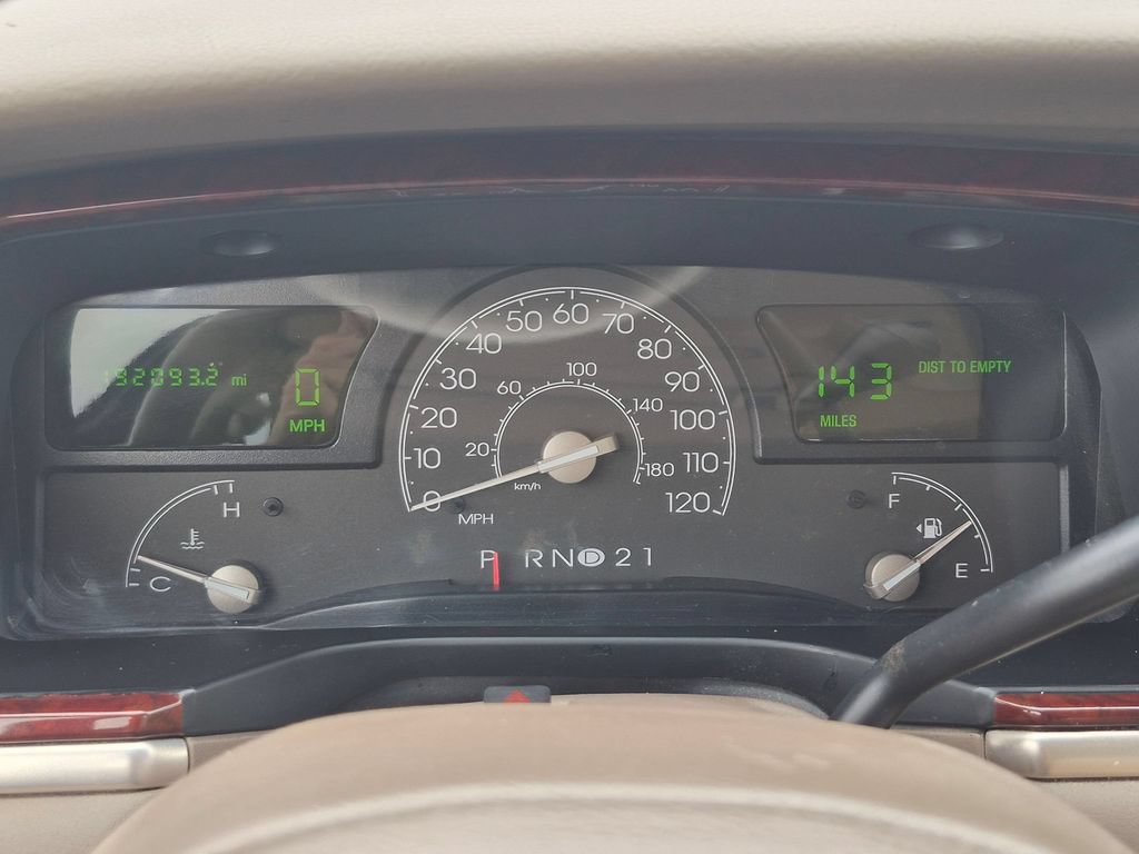Used 2003 Lincoln Town Car Executive RWD image 18