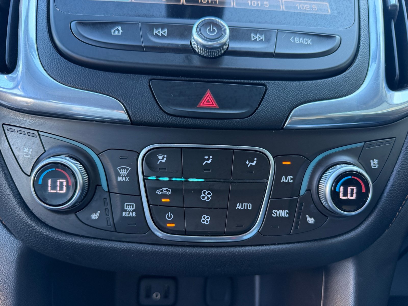 Used 2018 Chevrolet Equinox Premier FWD image 11