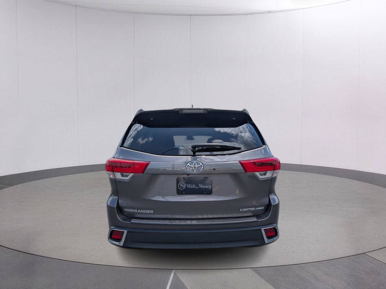 Used 2017 Toyota Highlander Limited AWD/4WD image 4