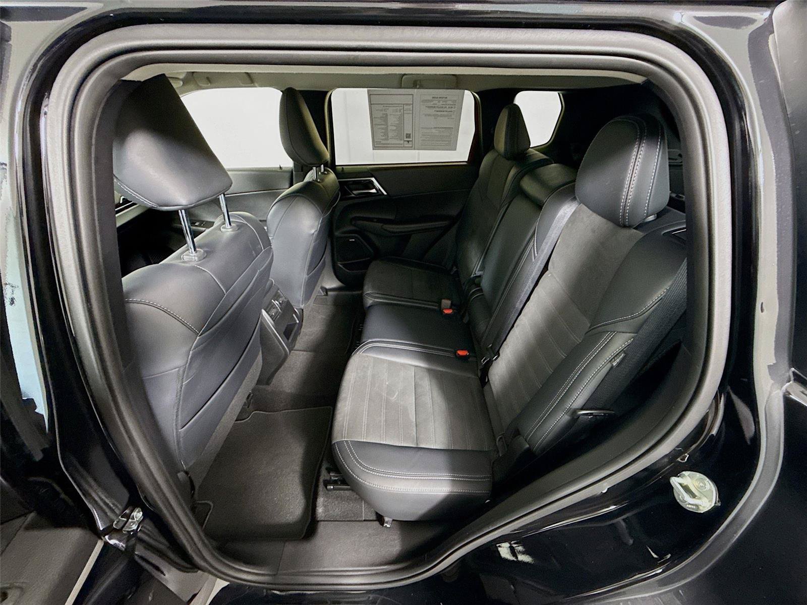 Used 2025 Mitsubishi Outlander SE FWD image 17