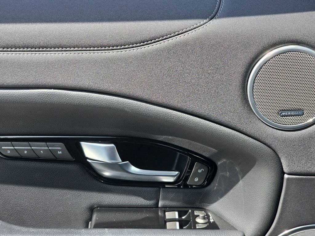 Used 2016 Land Rover Range Rover Evoque SE Premium image 31